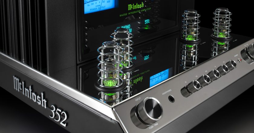Hybrid Integrated Amplifier  the output stage is a direct coupled solid-state
